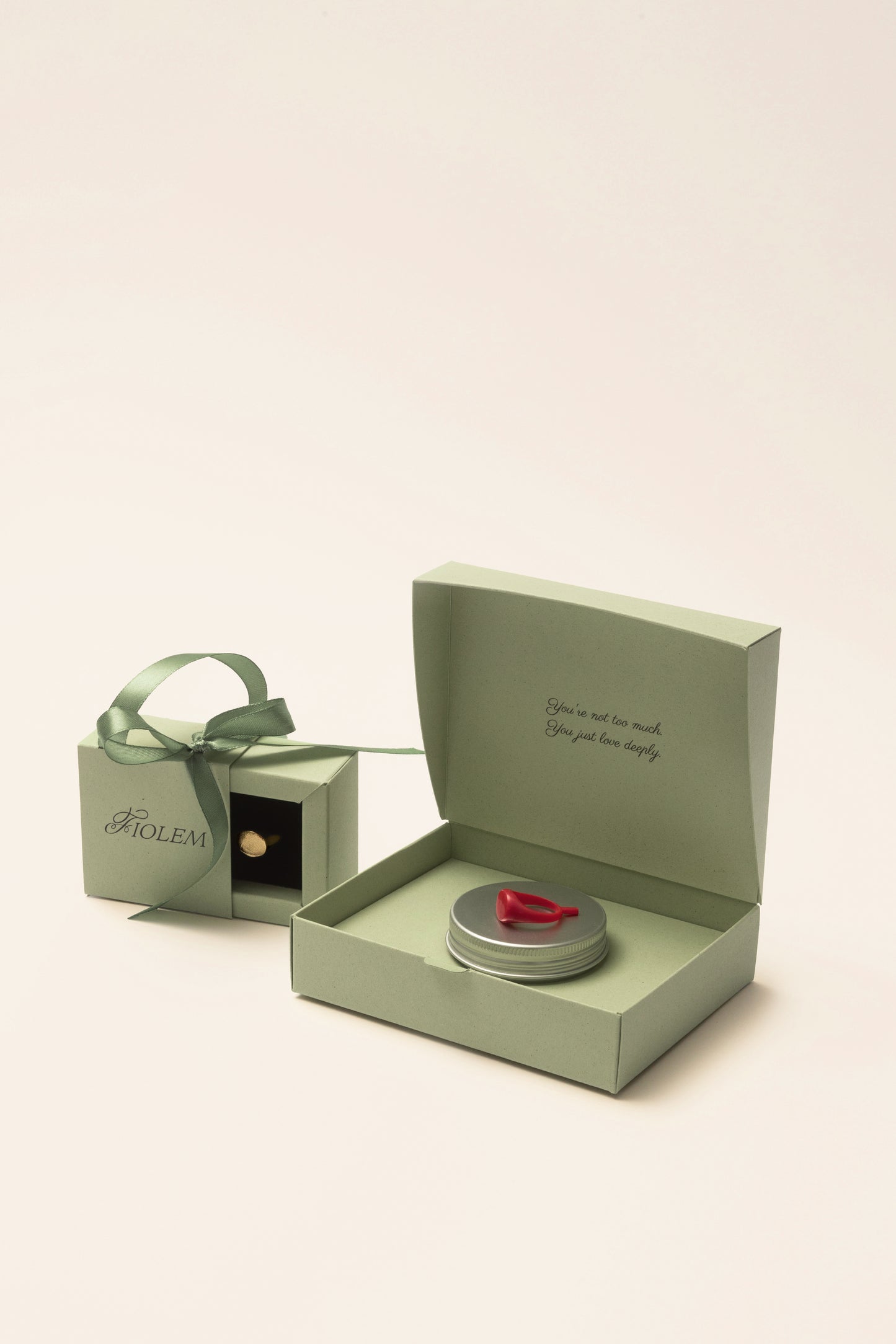 Personalizowany sygnet z odciskiem palca – wyjątkowa biżuteria na prezent dla niej lub dla niego. Złoty i srebrny pierścionek z odciskiem palca. Ręcznie wykonana biżuteria. Pierścionek z odciskiem palca partnera – idealny symbol więzi i wspomnień. Sygnet z odciskiem palca dziecka – biżuteria z emocjami. Personalizowany pierścionek z odciskiem palca dziecka – pamiątka rodzicielstwa. Minimalistyczny pierścionek z odciskiem palca partnera. Prezent na dzień mamy, walentynki, rocznicę, ślub, narodziny dziecka.