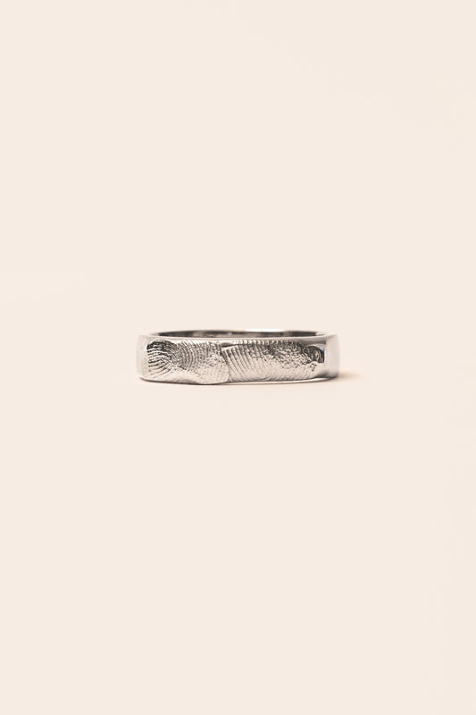 Personalizowany sygnet z odciskiem palca – wyjątkowa biżuteria na prezent dla niej lub dla niego. Złoty i srebrny pierścionek z odciskiem palca. Ręcznie wykonana biżuteria. Pierścionek z odciskiem palca partnera – idealny symbol więzi i wspomnień. Sygnet z odciskiem palca dziecka – biżuteria z emocjami. Personalizowany pierścionek z odciskiem palca dziecka – pamiątka rodzicielstwa. Minimalistyczny pierścionek z odciskiem palca partnera. Prezent na dzień mamy, walentynki, rocznicę, ślub, narodziny dziecka. 