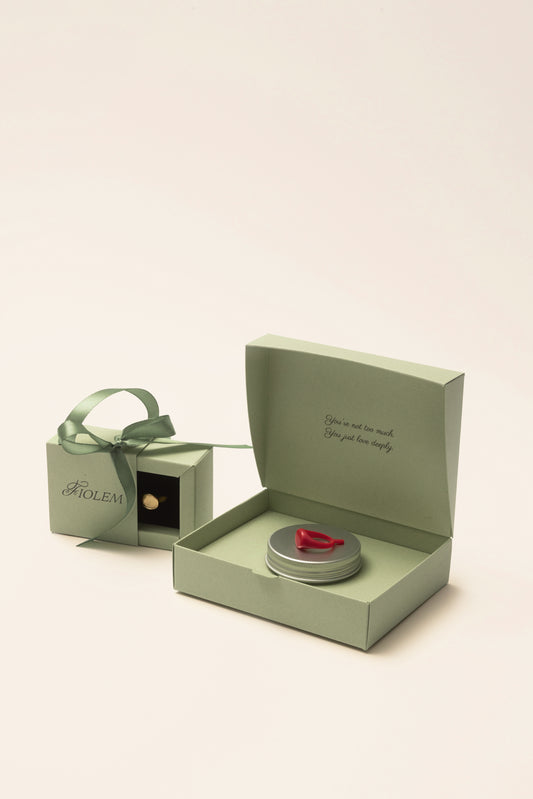 Personalizowany sygnet z odciskiem palca – wyjątkowa biżuteria na prezent dla niej lub dla niego. Złoty i srebrny pierścionek z odciskiem palca. Ręcznie wykonana biżuteria. Pierścionek z odciskiem palca partnera – idealny symbol więzi i wspomnień. Sygnet z odciskiem palca dziecka – biżuteria z emocjami. Personalizowany pierścionek z odciskiem palca dziecka – pamiątka rodzicielstwa. Minimalistyczny pierścionek z odciskiem palca partnera. Prezent na dzień mamy, walentynki, rocznicę, ślub, narodziny dziecka. 